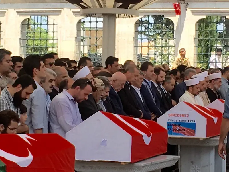 El presidente turco Recep Tayyip Erdoğan participa en una oración fúnebre en una mezquita de Estambul. Foto de Jwslubbock (CC BY-SA).