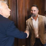 El primer ministro húngaro Viktor Orbán, una figura clave del modelo de “democracia iliberal”, estrecha la mano de Santiago Abascal, líder del partido español Vox, conocido por su agenda nacionalista, antiinmigración y culturalmente iliberal (CC0).