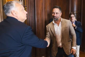 El primer ministro húngaro Viktor Orbán, una figura clave del modelo de “democracia iliberal”, estrecha la mano de Santiago Abascal, líder del partido español Vox, conocido por su agenda nacionalista, antiinmigración y culturalmente iliberal (CC0).