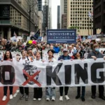 Manifestantes en Chicago marchan bajo la consigna “No a los reyes”, rechazando el autoritarismo en Estados Unidos y advirtiendo sobre una deriva política que recuerda a la represión de Pekín en Hong Kong.