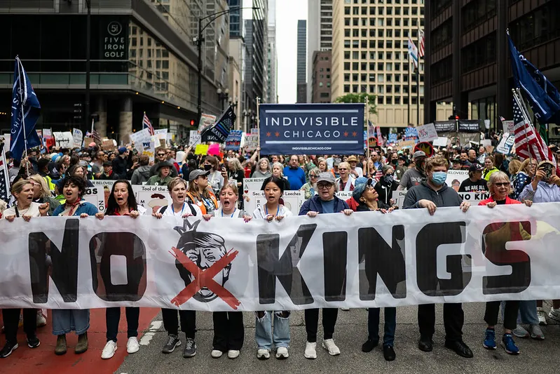 Protesters in Chicago march under the banner “No Kings,” rejecting authoritarianism in the U.S. and warning against a political trajectory that echoes Beijing’s crackdown on Hong Kong.