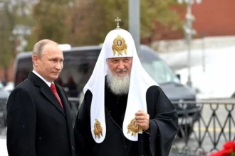 Le président russe Vladimir Poutine et le patriarche Kirill de Moscou se tiennent côte à côte lors d'une cérémonie publique, illustrant l'utilisation stratégique de l'autorité religieuse pour renforcer l'identité nationale et la légitimité géopolitique. Photo de kremlin.ru (CC-BY).