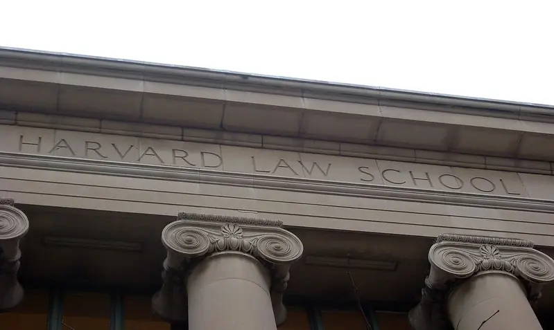 Détail du bâtiment de la Harvard Law School, montrant l’inscription au-dessus des colonnes classiques. (Crédit photo : Abi Skipp, CC BY)