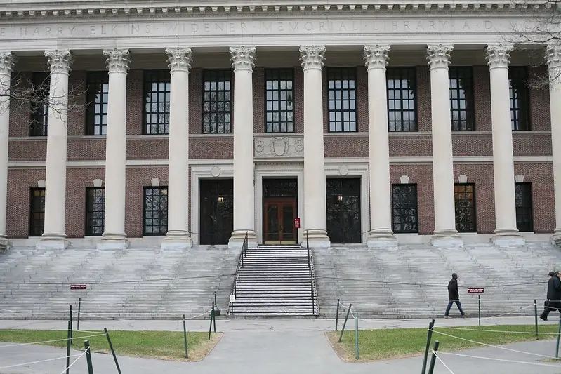 Entrée principale de la bibliothèque Widener à l’université Harvard, avec un large escalier et des colonnes classiques. (Crédit photo : Trevis Rothwell, CC BY-ND)