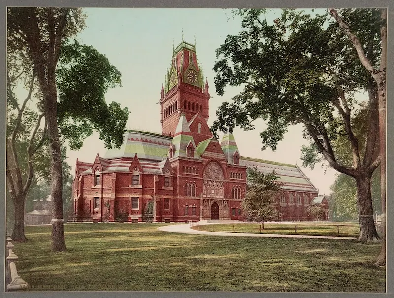 Vue historique du Memorial Hall de l’université Harvard, un remarquable exemple d’architecture gothique victorienne haute, construit en l’honneur des anciens élèves morts pendant la guerre de Sécession. (Domaine public / CC0)