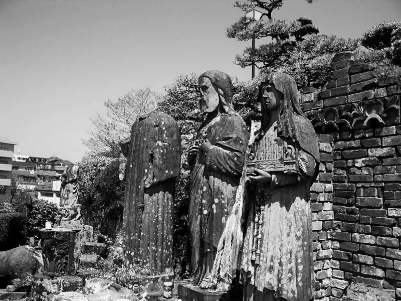Statues endommagées de la cathédrale d’Urakami à Nagasaki, conservées en tant que mémorial après le bombardement atomique du 9 août 1945. Photo de don2g (CC BY-NC-ND 2.0).