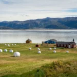A coastal settlement in southern Greenland: daily life intertwines subsistence traditions with emerging forms of local development. Photo by Monitotxi (CC BY-SA).