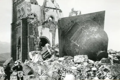 Ruinas de la catedral de Urakami en Nagasaki, donde la bomba atómica detonó el 9 de agosto de 1945, destruyendo el corazón de la mayor comunidad cristiana de Japón.