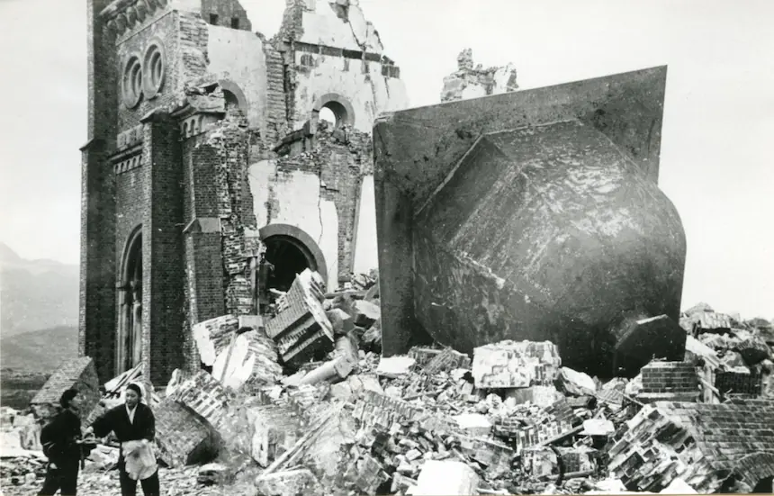 Ruinas de la catedral de Urakami en Nagasaki, donde la bomba atómica detonó el 9 de agosto de 1945, destruyendo el corazón de la mayor comunidad cristiana de Japón.