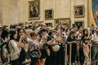 Turistas de todo el mundo en el Louvre, símbolo del poder blando cultural y del intercambio global. Foto de Alicia Steels.