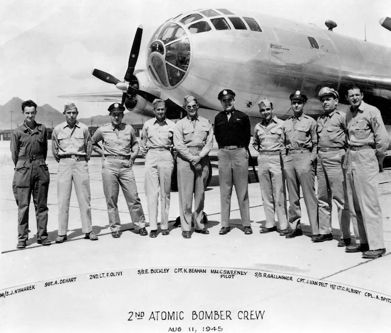 L’équipage du B-29 Bockscar, qui largua la bombe atomique « Fat Man » sur Nagasaki, le 9 août 1945. Domaine public (U.S. Air Force, CC0).