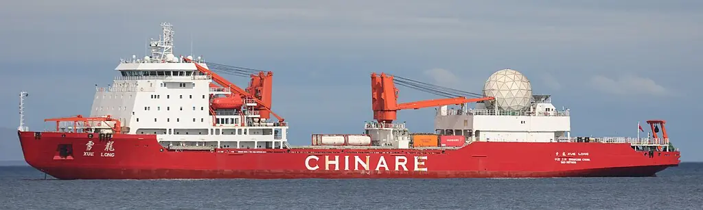 Le brise-glace chinois <em>Xue Long</em> (« Dragon des Neiges »), fait partie de la flotte polaire croissante de la Chine. Son déploiement sur la plateforme continentale élargie des États-Unis souligne l’intérêt stratégique de Pékin pour l’Arctique — malgré l’absence totale de territoire arctique propre.