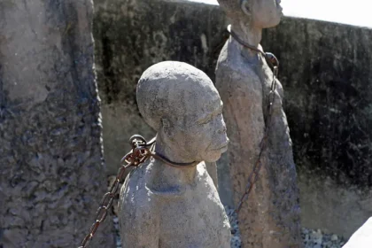 Estatuas en el Monumento al Mercado de Esclavos en Stone Town, Zanzíbar, en conmemoración de las víctimas del comercio transatlántico de esclavos. Foto de Son of Groucho (CC BY).