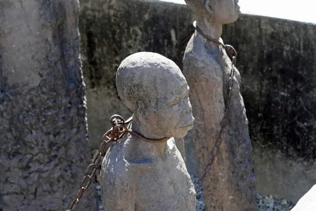 Estatuas en el Monumento al Mercado de Esclavos en Stone Town, Zanzíbar, en conmemoración de las víctimas del comercio transatlántico de esclavos. Foto de Son of Groucho (CC BY).