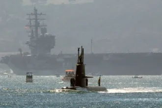 Un submarino sueco clase Gotland, diésel-eléctrico, frente a un portaaviones estadounidense: un ejemplo real de sigilo, eficiencia y sorpresa estratégica que inspira la propuesta flota «Clase Hickel».