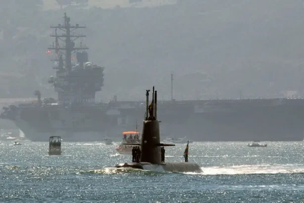 Un submarino sueco clase Gotland, diésel-eléctrico, frente a un portaaviones estadounidense: un ejemplo real de sigilo, eficiencia y sorpresa estratégica que inspira la propuesta flota «Clase Hickel».