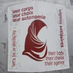 Affiche défendant l’autonomie corporelle et la solidarité, Outremont, Québec, Canada. Photographie prise le 20 mai 2019. Crédit : A Disappearing Act (CC BY-SA).