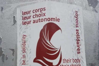 Poster Advocating Bodily Autonomy and Solidarity in a secular context. Outremont, Québec, Canada. Photographed on May 20, 2019. Crédit: A Disappearing Act (CC BY-SA).