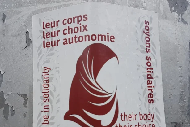 Poster Advocating Bodily Autonomy and Solidarity in a secular context. Outremont, Québec, Canada. Photographed on May 20, 2019. Crédit: A Disappearing Act (CC BY-SA).