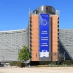 El edificio Berlaymont, sede de la Comisión Europea en Bruselas: un símbolo institucional de un continente que enfrenta los límites de su dependencia estratégica. Foto de EmDee (CC BY-SA).