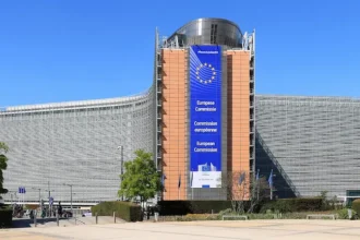 El edificio Berlaymont, sede de la Comisión Europea en Bruselas: un símbolo institucional de un continente que enfrenta los límites de su dependencia estratégica. Foto de EmDee (CC BY-SA).