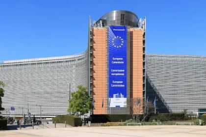 El edificio Berlaymont, sede de la Comisión Europea en Bruselas: un símbolo institucional de un continente que enfrenta los límites de su dependencia estratégica. Foto de EmDee (CC BY-SA).