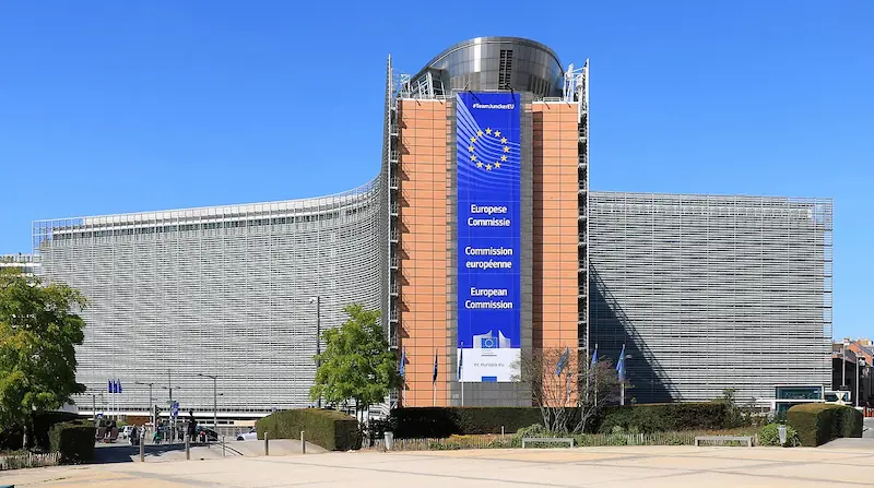 El edificio Berlaymont, sede de la Comisión Europea en Bruselas: un símbolo institucional de un continente que enfrenta los límites de su dependencia estratégica. Foto de EmDee (CC BY-SA).
