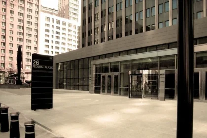 26 Federal Plaza, à New York, lieu des pointages auprès de l’ICE et des audiences du tribunal de l’immigration, au cœur de l’accompagnement sanctuaire mené par les organisations de base durant la première administration Trump.