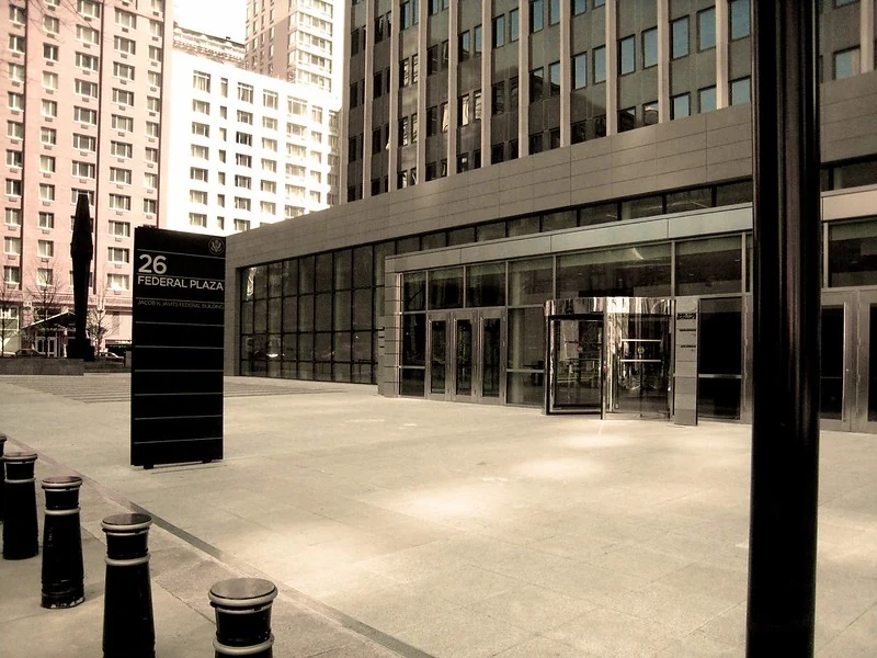 26 Federal Plaza, en la ciudad de Nueva York, sede de los registros del ICE y de las audiencias del tribunal de inmigración, eje central del acompañamiento santuario de base durante la primera administración Trump.