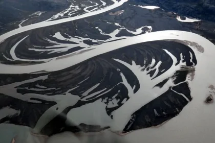 Aerial view of a braided gravel outwash plain formed by glacial meltwater on the northeast coast of Baffin Island, Nunavut, in the Canadian Arctic. Photo by Mike Beauregard CC BY).