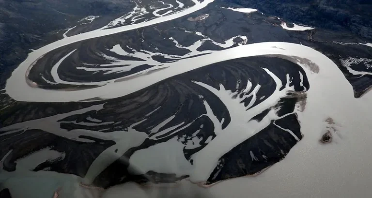 Aerial view of a braided gravel outwash plain formed by glacial meltwater on the northeast coast of Baffin Island, Nunavut, in the Canadian Arctic. Photo by Mike Beauregard CC BY).