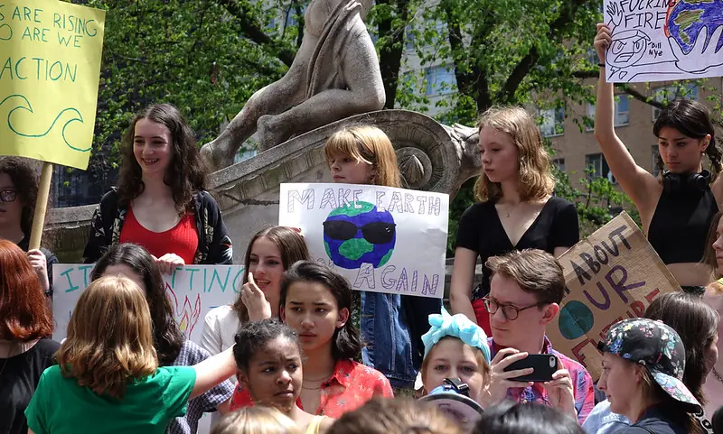 Jóvenes se movilizan en favor de la acción climática, reivindicando su derecho a un futuro sostenible. Fotografía de Melissa Wall (CC BY).
