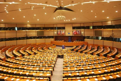 Economization of Politics : The European Parliament Institutional design shaped by Maastricht's economic logic, constraining EU responses to geopolitical crises. Photo by Ash Crow (CC BY-SA)