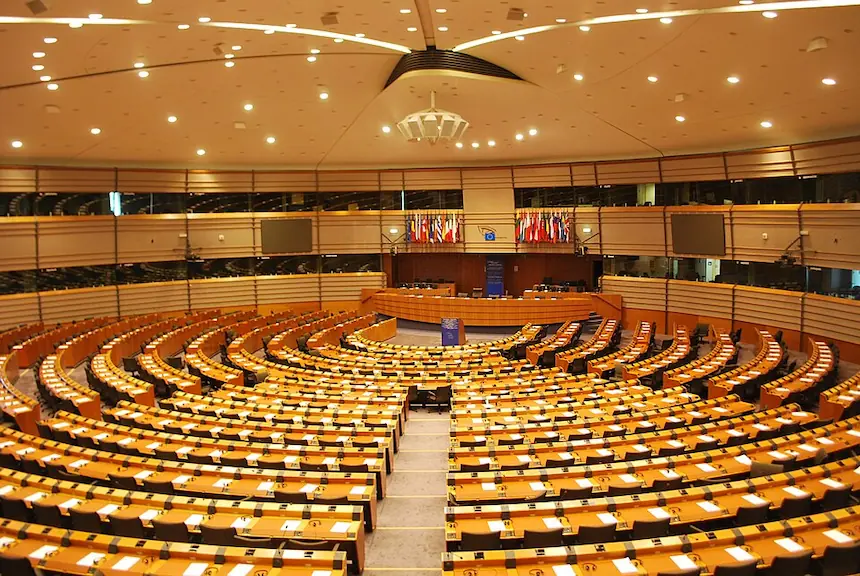 Economization of Politics : The European Parliament Institutional design shaped by Maastricht's economic logic, constraining EU responses to geopolitical crises. Photo by Ash Crow (CC BY-SA)