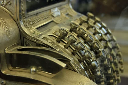 A cash register from the era of posted prices, when every customer saw the same number. Photo Bylydia Gulinkina.