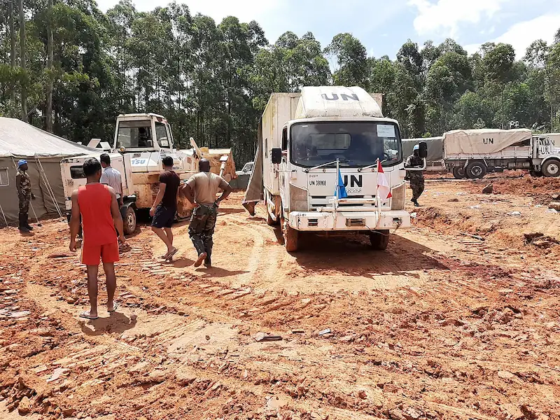 Véhicules des Nations Unies et engins de terrassement sur un site de maintien de la paix en construction. Photo : MONUSCO (CC BY-SA)