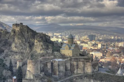 Tbilissi, la capitale de la Géorgie, vue depuis la forteresse de Narikala. Située dans le Caucase du Sud, entre la Russie et la Turquie, la Géorgie est au cœur d’une concurrence d’influences russe et occidentale depuis la fin de l’Union soviétique en 1991. Photo : George Melashvili, CC BY-SA.