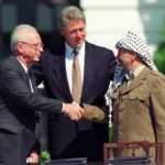 Resolving the Israeli-Palestinian conflict. Yitzhak Rabin, Bill Clinton and Yasser Arafat at the public signing of the Oslo Accords in Washington, 13 September 1993. Photo by Vince Musi / The White House (Public domain)