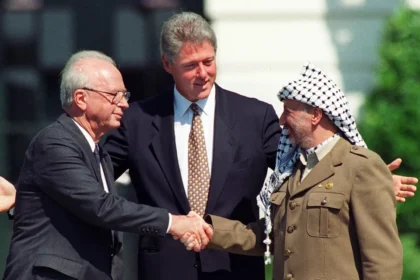 Resolving the Israeli-Palestinian conflict. Yitzhak Rabin, Bill Clinton and Yasser Arafat at the public signing of the Oslo Accords in Washington, 13 September 1993. Photo by Vince Musi / The White House (Public domain)