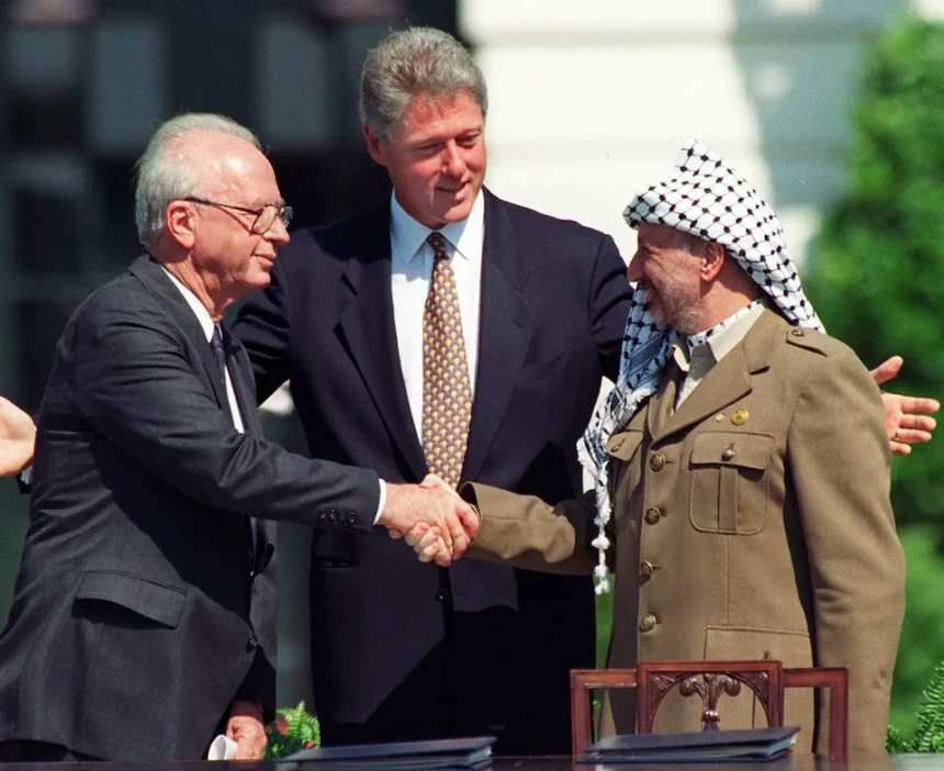 Resolving the Israeli-Palestinian conflict. Yitzhak Rabin, Bill Clinton and Yasser Arafat at the public signing of the Oslo Accords in Washington, 13 September 1993. Photo by Vince Musi / The White House (Public domain)